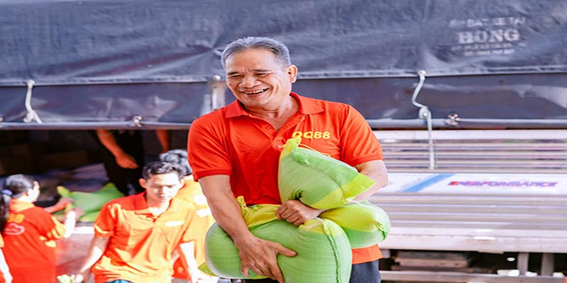 Những phần quà nhỏ bé được QQ88 và OKVIP trao tặng